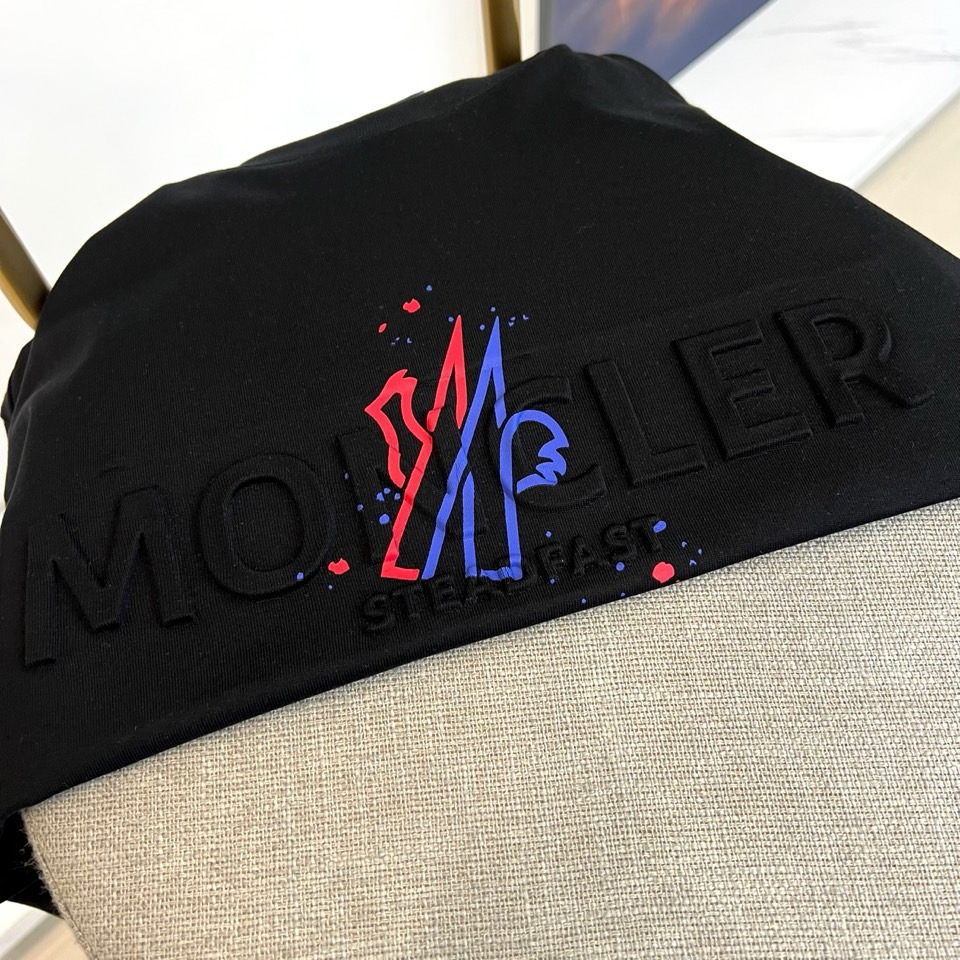 Mon蒙口、2026春夏新品短袖T恤，以简约廓形演绎都市轻奢风，甄选高支纯棉面料，触感柔糯亲肤，透气排汗