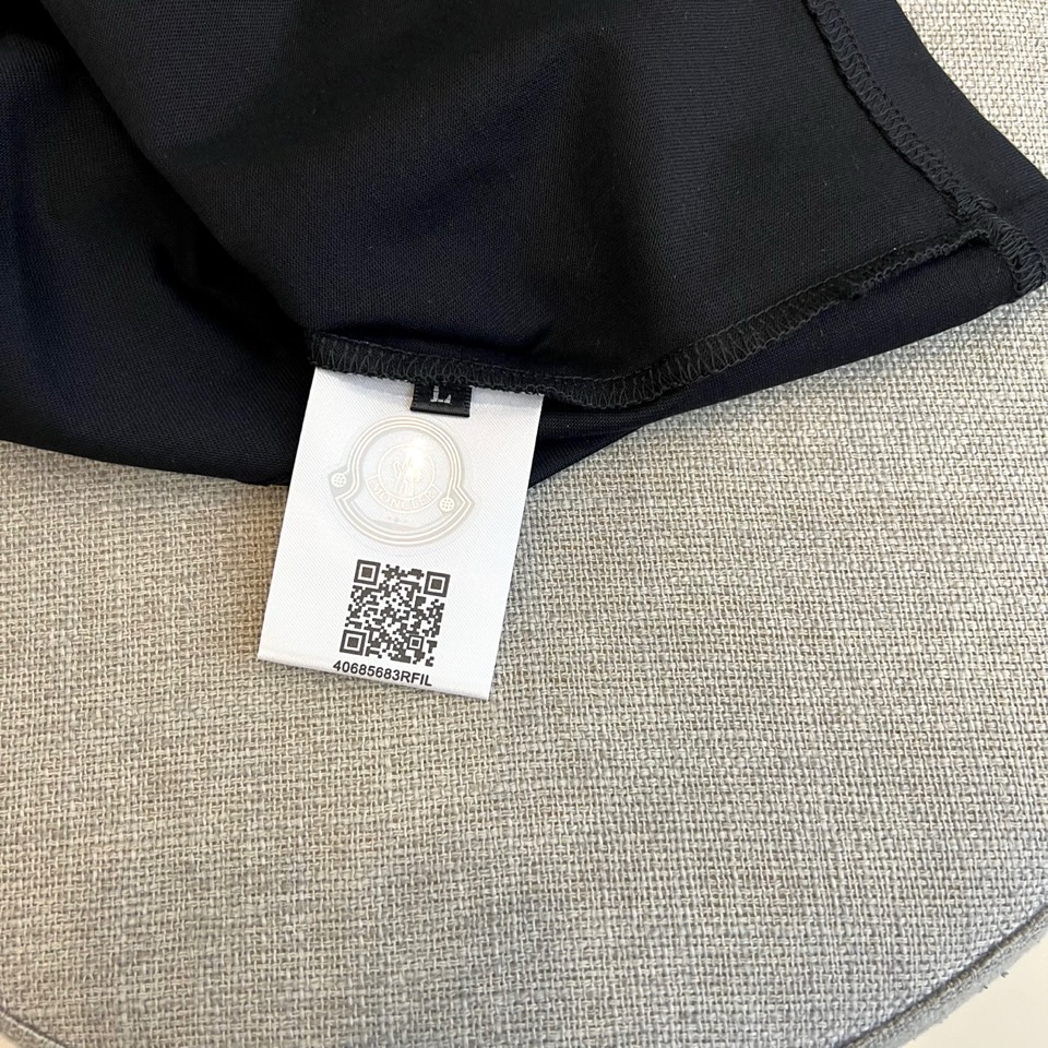 Mon蒙口、2026春夏新品短袖T恤，以简约廓形演绎都市轻奢风，甄选高支纯棉面料，触感柔糯亲肤，透气排汗