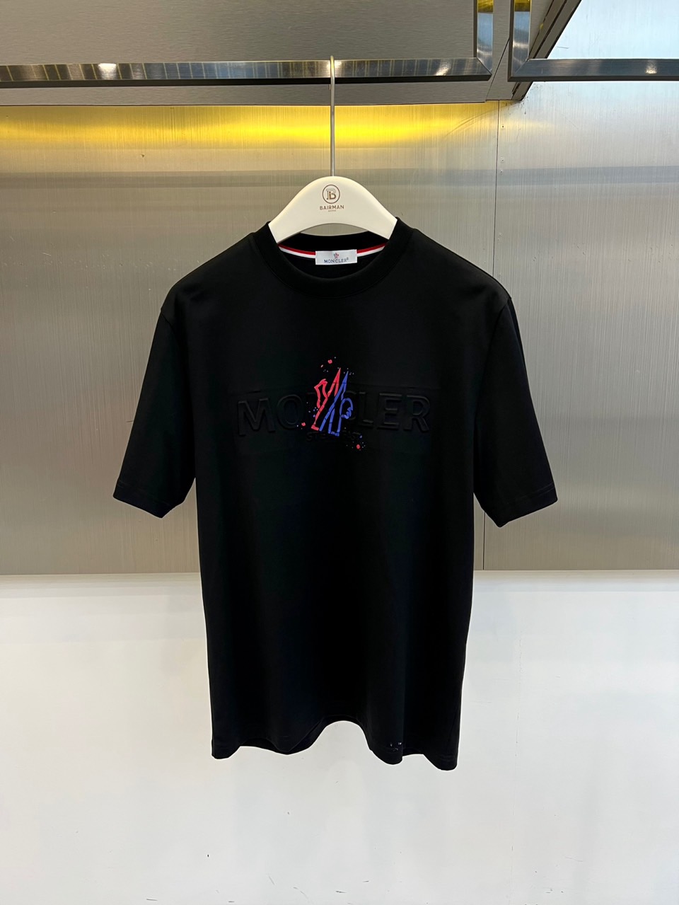 Mon蒙口、2026春夏新品短袖T恤，以简约廓形演绎都市轻奢风，甄选高支纯棉面料，触感柔糯亲肤，透气排汗