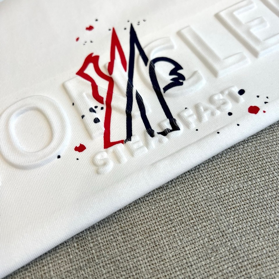 Mon蒙口、2026春夏新品短袖T恤，以简约廓形演绎都市轻奢风，甄选高支纯棉面料，触感柔糯亲肤，透气排汗