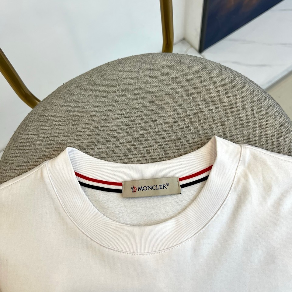 Mon蒙口、2026春夏新品短袖T恤，以简约廓形演绎都市轻奢风，甄选高支纯棉面料，触感柔糯亲肤，透气排汗