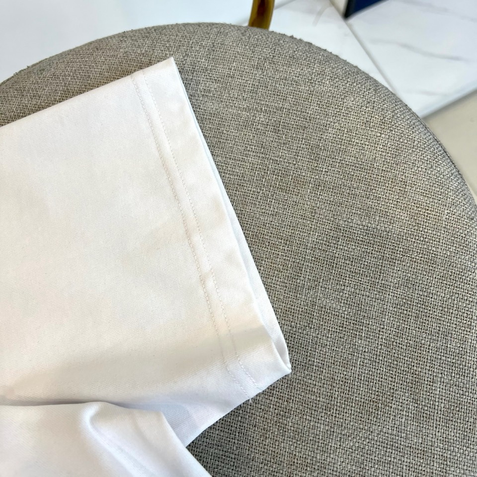 Mon蒙口、2026春夏新品短袖T恤，以简约廓形演绎都市轻奢风，甄选高支纯棉面料，触感柔糯亲肤，透气排汗