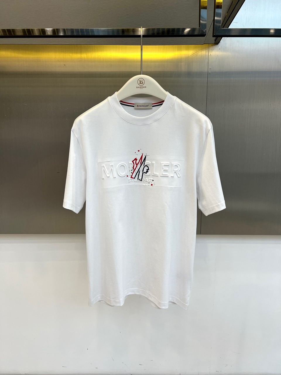 Mon蒙口、2026春夏新品短袖T恤，以简约廓形演绎都市轻奢风，甄选高支纯棉面料，触感柔糯亲肤，透气排汗