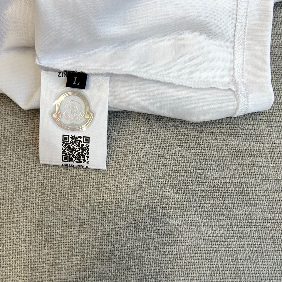 Mon蒙口、2026春夏新品短袖T恤，以简约廓形演绎都市轻奢风，甄选高支纯棉面料，触感柔糯亲肤，透气排汗