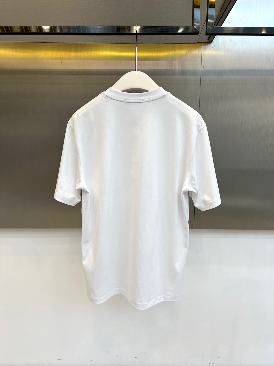 Mon蒙口、2026春夏新品短袖T恤，以简约廓形演绎都市轻奢风，甄选高支纯棉面料，触感柔糯亲肤，透气排汗