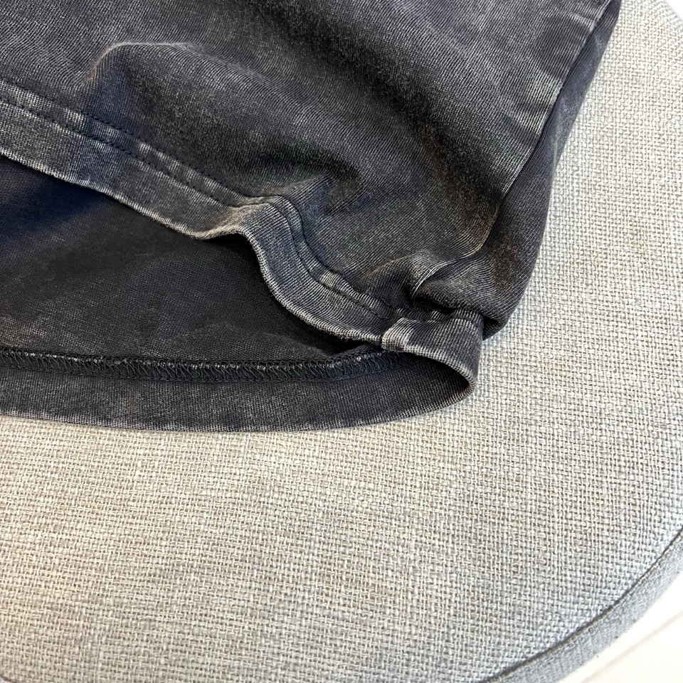 Prad普拉达、2026春夏新品短袖T恤重磅来袭！做旧水洗面料，自带复古滤镜与高级质感，每一寸纹理都藏着