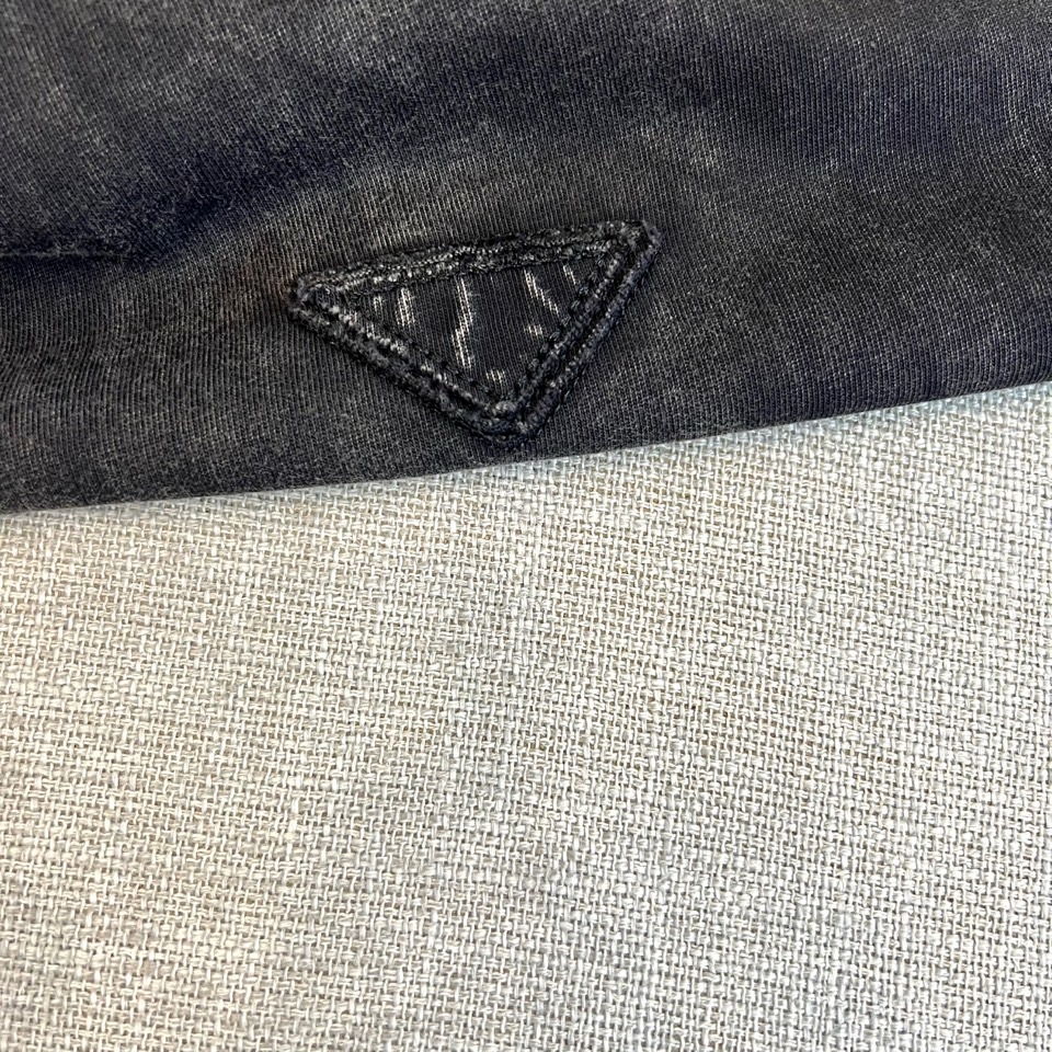 Prad普拉达、2026春夏新品短袖T恤重磅来袭！做旧水洗面料，自带复古滤镜与高级质感，每一寸纹理都藏着