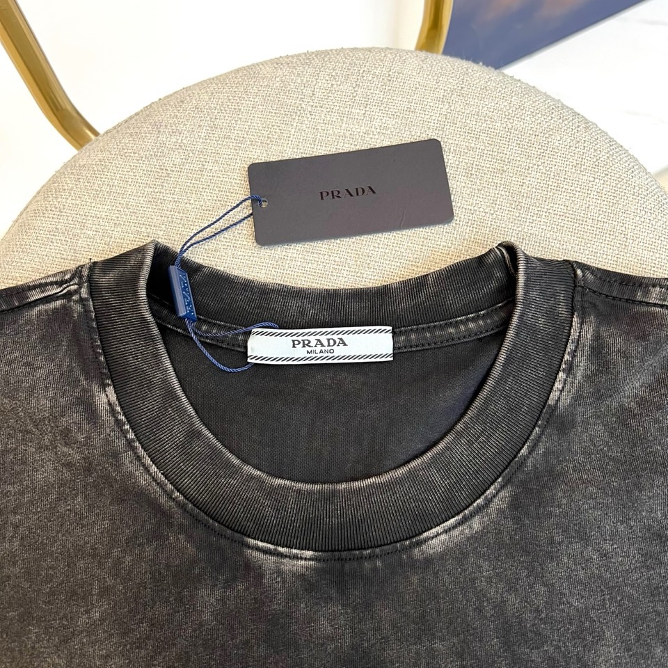 Prad普拉达、2026春夏新品短袖T恤重磅来袭！做旧水洗面料，自带复古滤镜与高级质感，每一寸纹理都藏着
