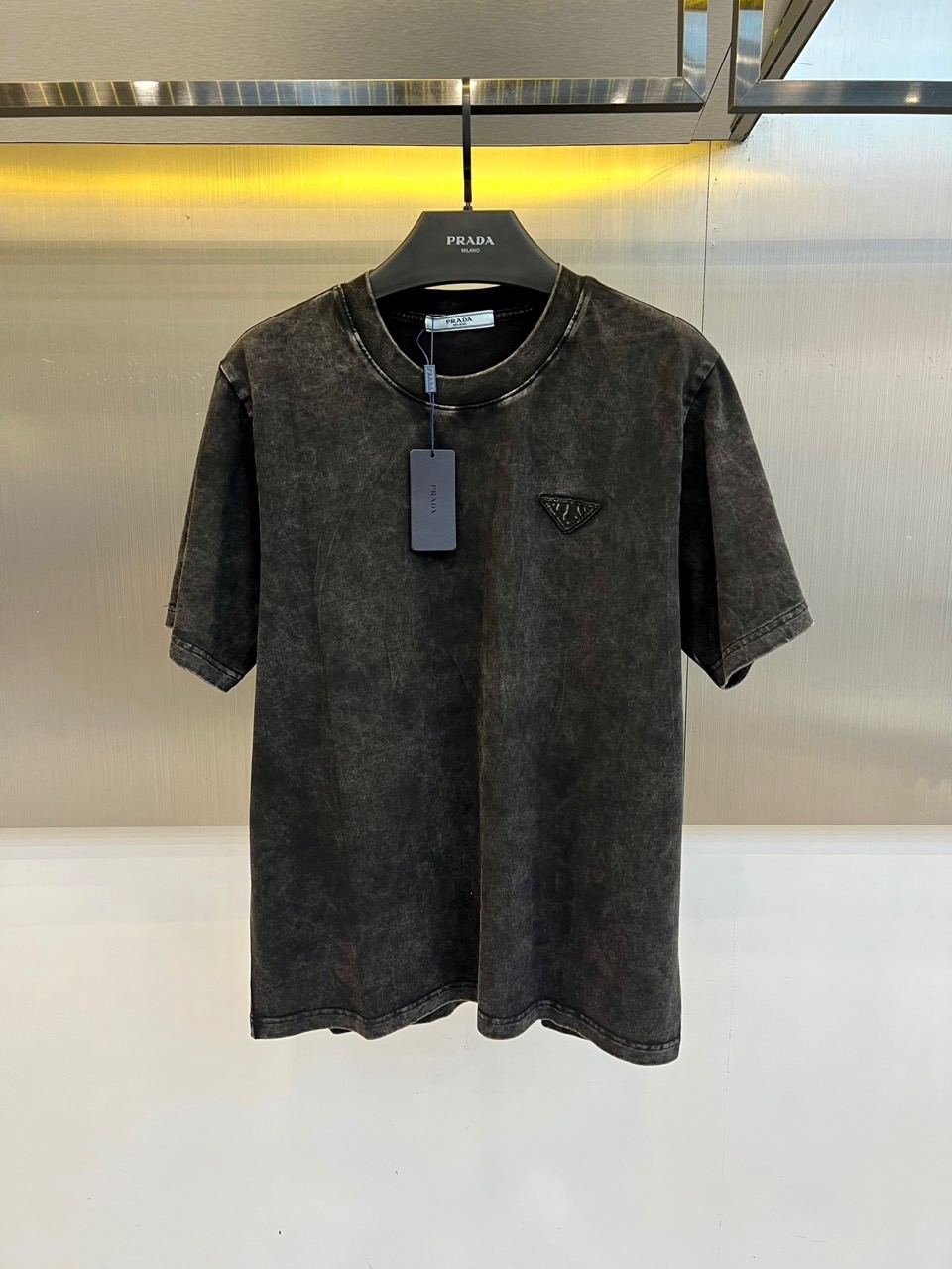 Prad普拉达、2026春夏新品短袖T恤重磅来袭！做旧水洗面料，自带复古滤镜与高级质感，每一寸纹理都藏着