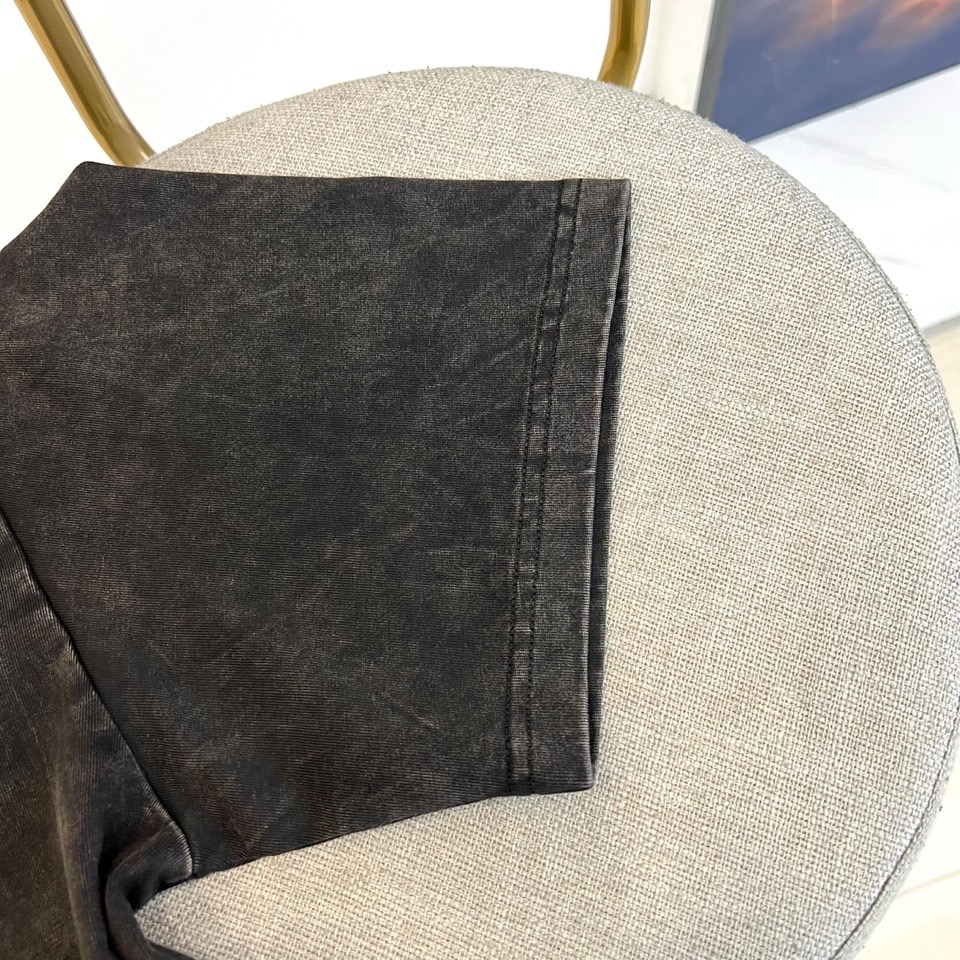 Prad普拉达、2026春夏新品短袖T恤重磅来袭！做旧水洗面料，自带复古滤镜与高级质感，每一寸纹理都藏着