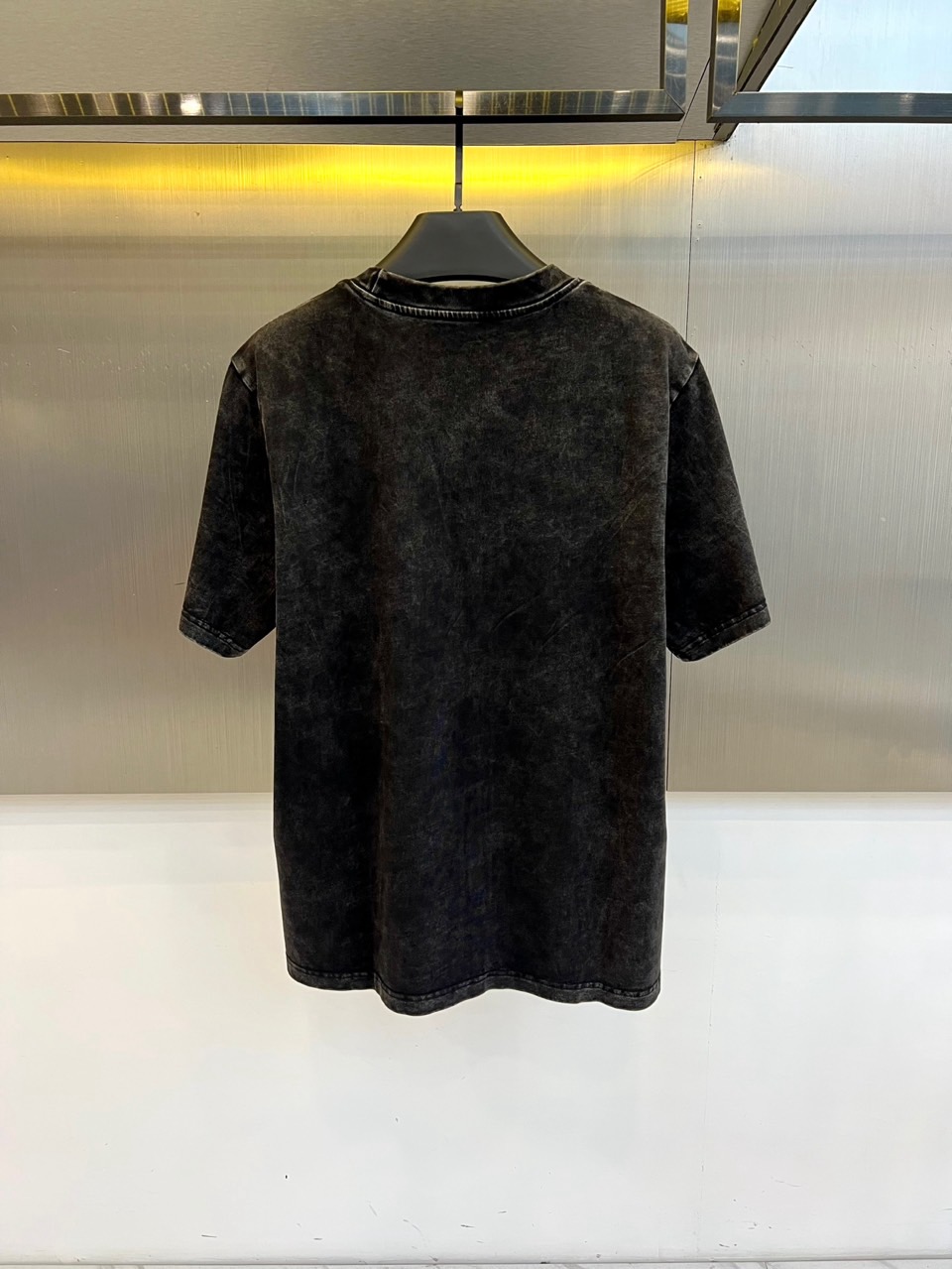 Prad普拉达、2026春夏新品短袖T恤重磅来袭！做旧水洗面料，自带复古滤镜与高级质感，每一寸纹理都藏着