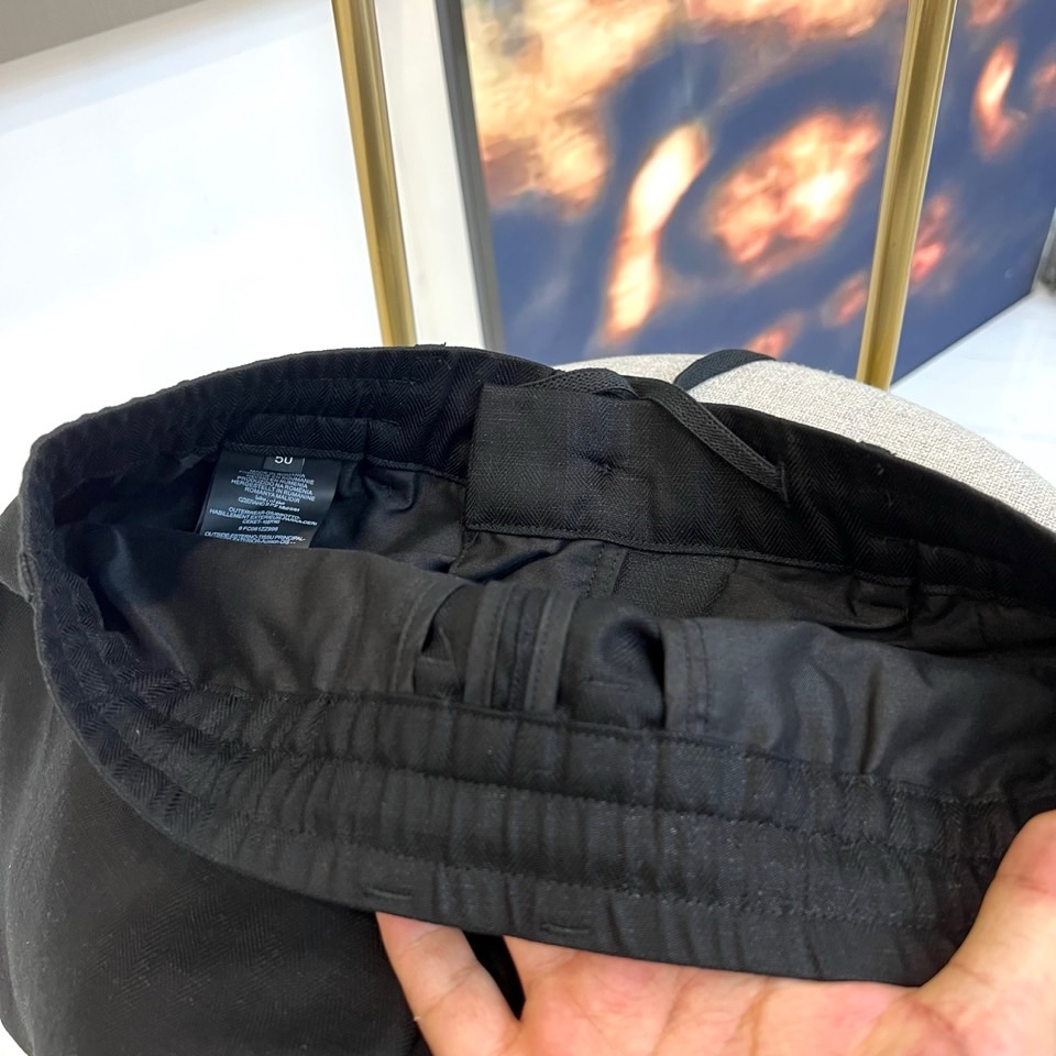 BC、2026春夏新品天丝亚麻休闲裤，以松弛感重构日常穿搭美学。面料自带柔和光泽，天丝70%+亚麻30%