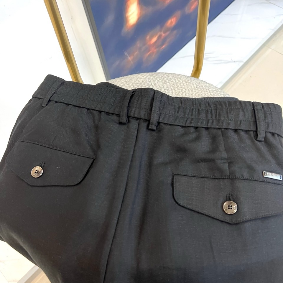 BC、2026春夏新品天丝亚麻休闲裤，以松弛感重构日常穿搭美学。面料自带柔和光泽，天丝70%+亚麻30%