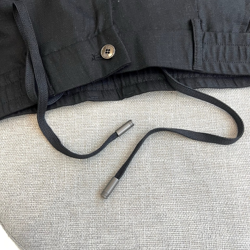 BC、2026春夏新品天丝亚麻休闲裤，以松弛感重构日常穿搭美学。面料自带柔和光泽，天丝70%+亚麻30%