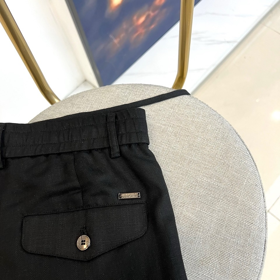 BC、2026春夏新品天丝亚麻休闲裤，以松弛感重构日常穿搭美学。面料自带柔和光泽，天丝70%+亚麻30%