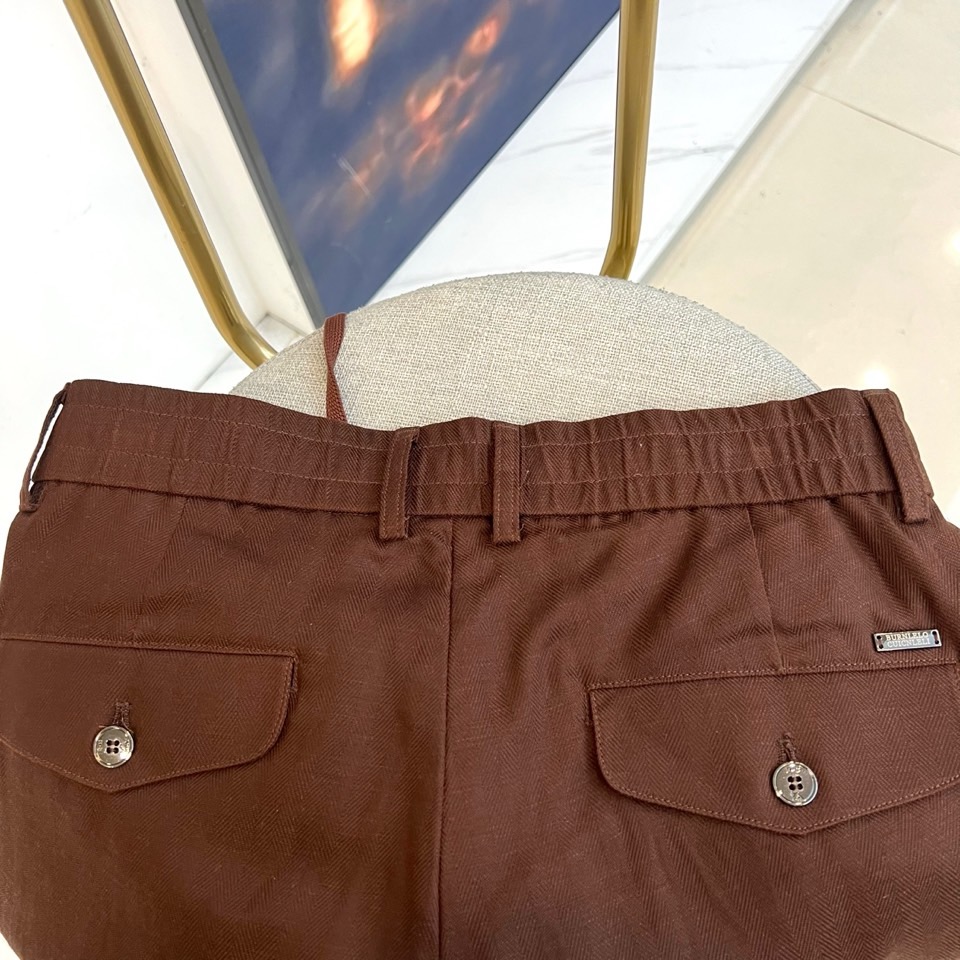 BC、2026春夏新品天丝亚麻休闲裤，以松弛感重构日常穿搭美学。面料自带柔和光泽，天丝70%+亚麻30%