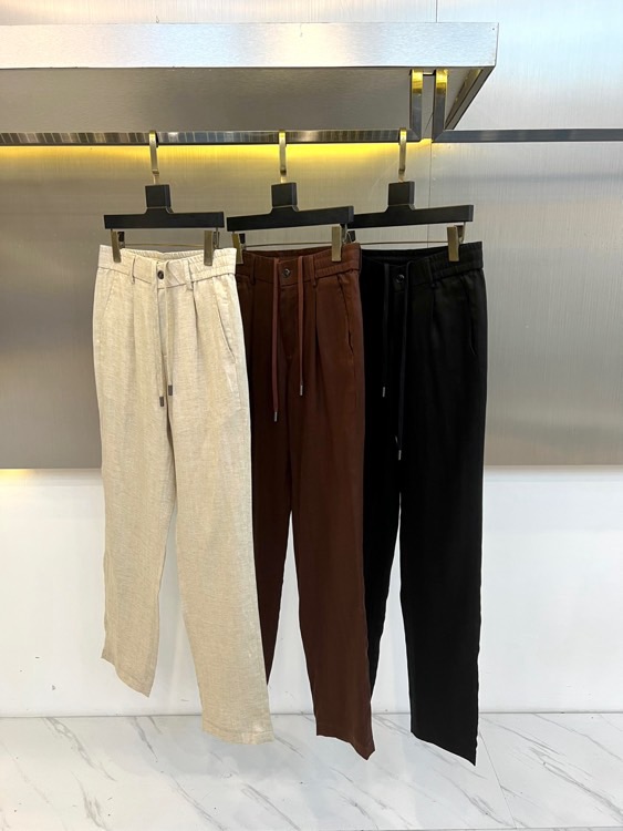 BC、2026春夏新品天丝亚麻休闲裤，以松弛感重构日常穿搭美学。面料自带柔和光泽，天丝70%+亚麻30%