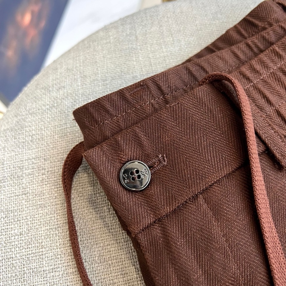 BC、2026春夏新品天丝亚麻休闲裤，以松弛感重构日常穿搭美学。面料自带柔和光泽，天丝70%+亚麻30%