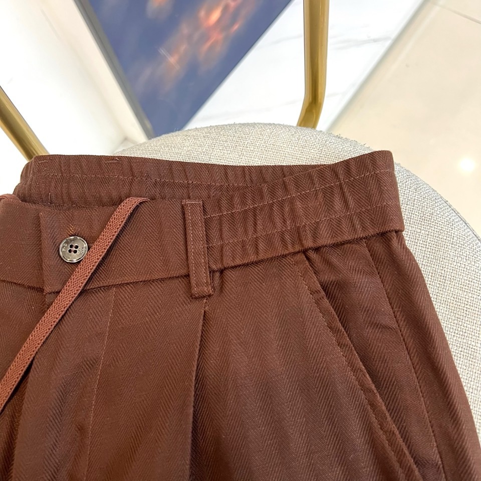 BC、2026春夏新品天丝亚麻休闲裤，以松弛感重构日常穿搭美学。面料自带柔和光泽，天丝70%+亚麻30%