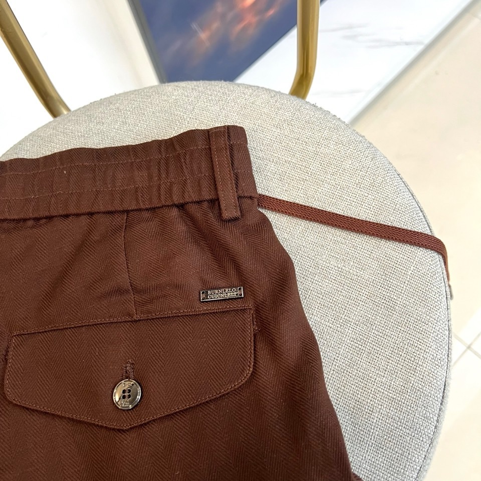 BC、2026春夏新品天丝亚麻休闲裤，以松弛感重构日常穿搭美学。面料自带柔和光泽，天丝70%+亚麻30%