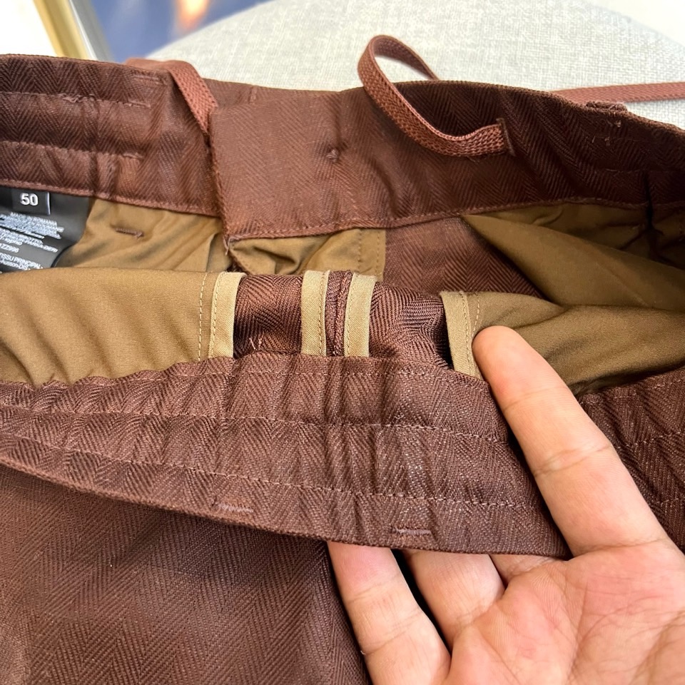 BC、2026春夏新品天丝亚麻休闲裤，以松弛感重构日常穿搭美学。面料自带柔和光泽，天丝70%+亚麻30%