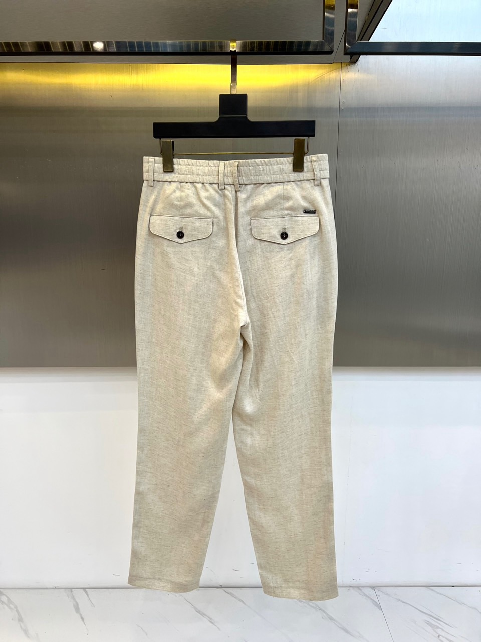 BC、2026春夏新品天丝亚麻休闲裤，以松弛感重构日常穿搭美学。面料自带柔和光泽，天丝70%+亚麻30%