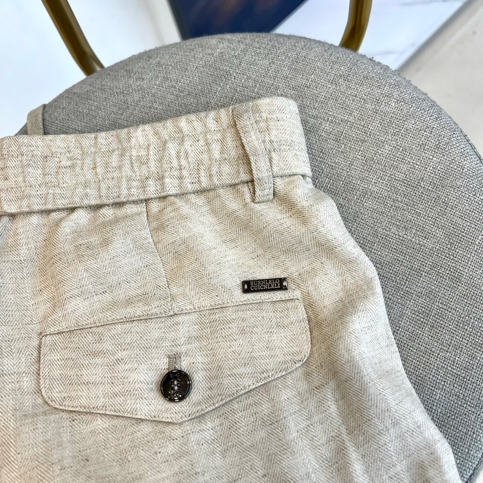 BC、2026春夏新品天丝亚麻休闲裤，以松弛感重构日常穿搭美学。面料自带柔和光泽，天丝70%+亚麻30%