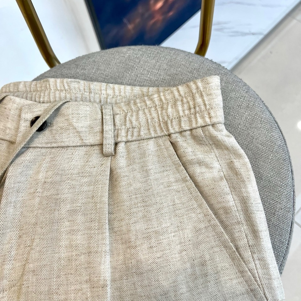 BC、2026春夏新品天丝亚麻休闲裤，以松弛感重构日常穿搭美学。面料自带柔和光泽，天丝70%+亚麻30%