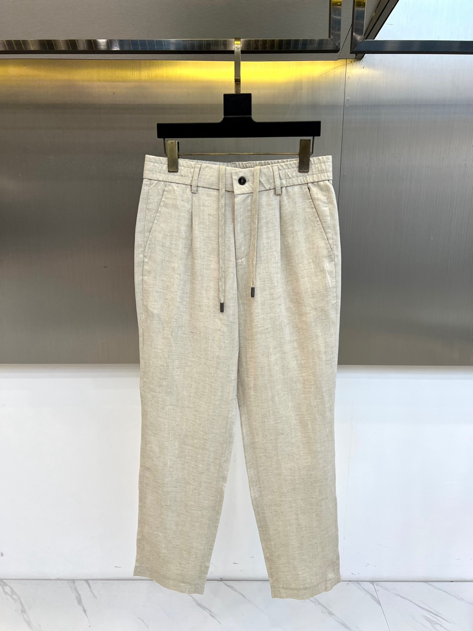 BC、2026春夏新品天丝亚麻休闲裤，以松弛感重构日常穿搭美学。面料自带柔和光泽，天丝70%+亚麻30%