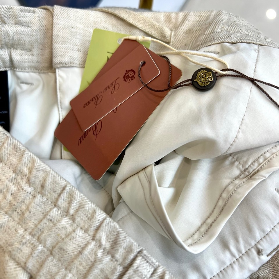 BC、2026春夏新品天丝亚麻休闲裤，以松弛感重构日常穿搭美学。面料自带柔和光泽，天丝70%+亚麻30%