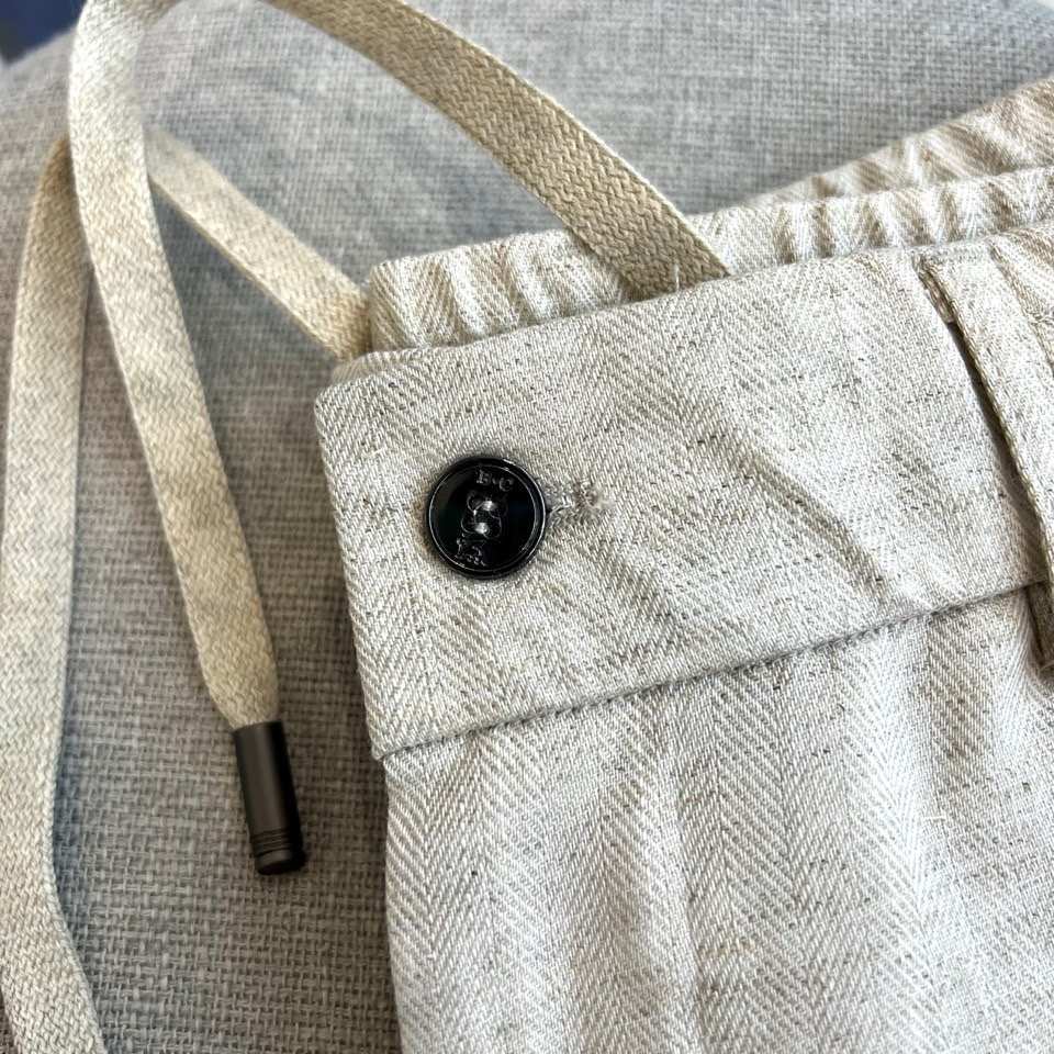 BC、2026春夏新品天丝亚麻休闲裤，以松弛感重构日常穿搭美学。面料自带柔和光泽，天丝70%+亚麻30%