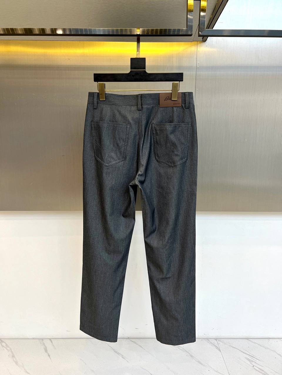 伯尔鲁帝、2026春夏重磅新品西裤，意大利原产彰显高端血统。色调沉稳百搭，经典直筒剪裁融合现代修身美学，