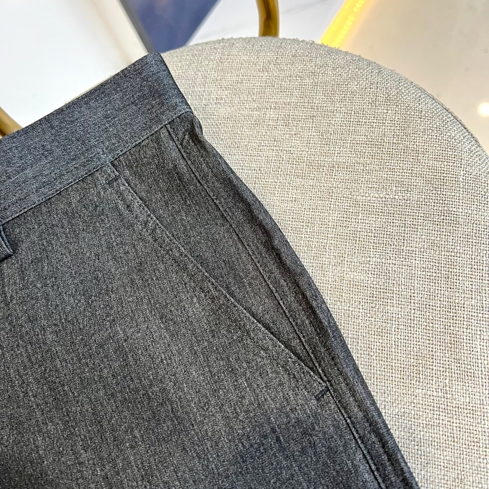 伯尔鲁帝、2026春夏重磅新品西裤，意大利原产彰显高端血统。色调沉稳百搭，经典直筒剪裁融合现代修身美学，