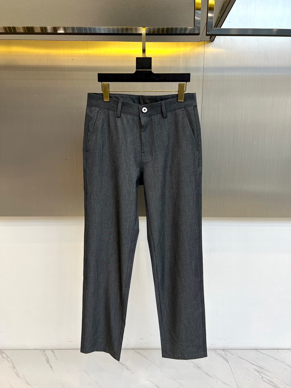 伯尔鲁帝、2026春夏重磅新品西裤，意大利原产彰显高端血统。色调沉稳百搭，经典直筒剪裁融合现代修身美学，