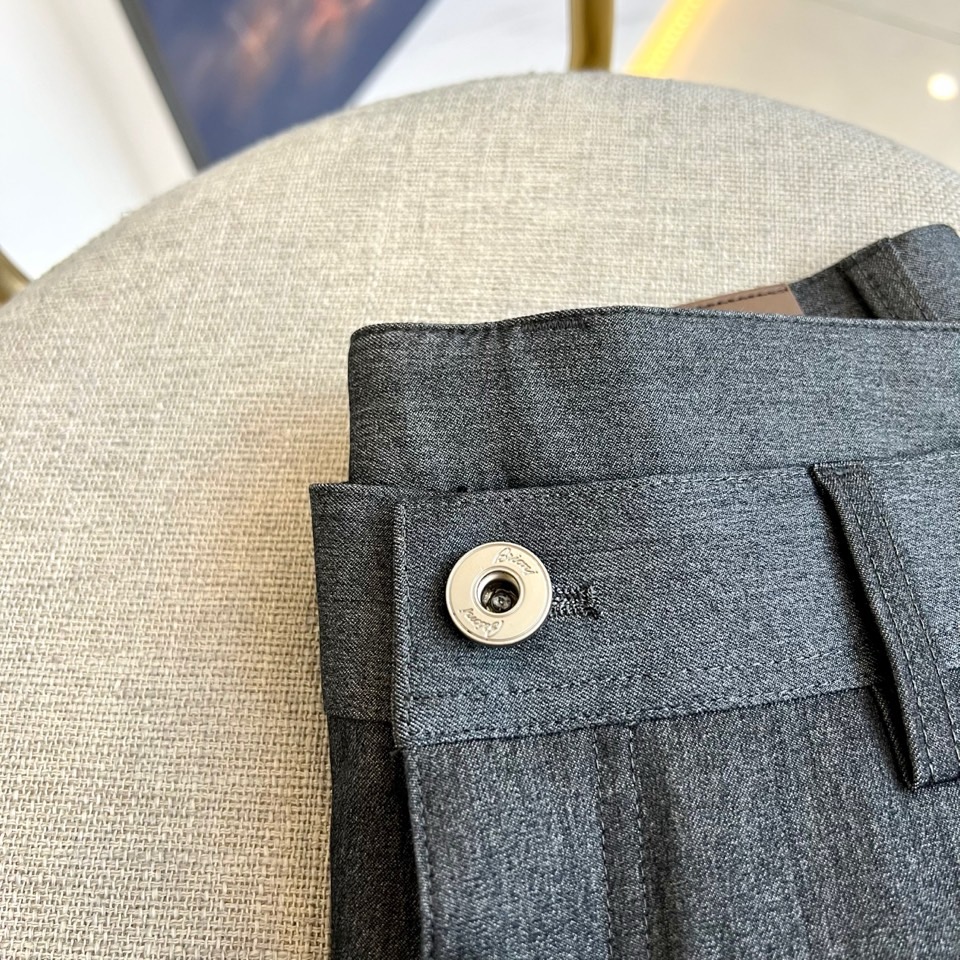 伯尔鲁帝、2026春夏重磅新品西裤，意大利原产彰显高端血统。色调沉稳百搭，经典直筒剪裁融合现代修身美学，