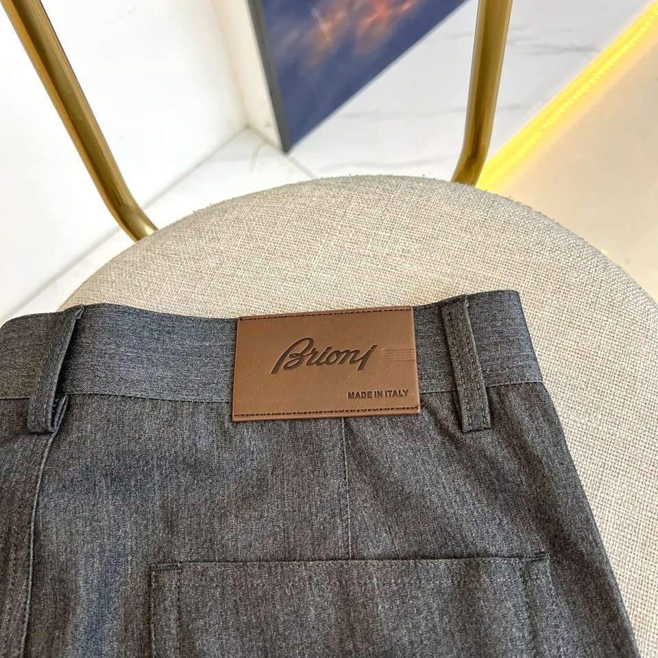 伯尔鲁帝、2026春夏重磅新品西裤，意大利原产彰显高端血统。色调沉稳百搭，经典直筒剪裁融合现代修身美学，