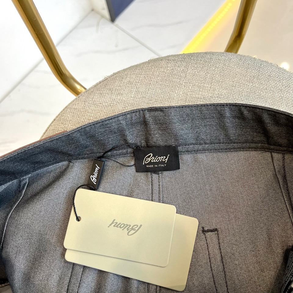 伯尔鲁帝、2026春夏重磅新品西裤，意大利原产彰显高端血统。色调沉稳百搭，经典直筒剪裁融合现代修身美学，