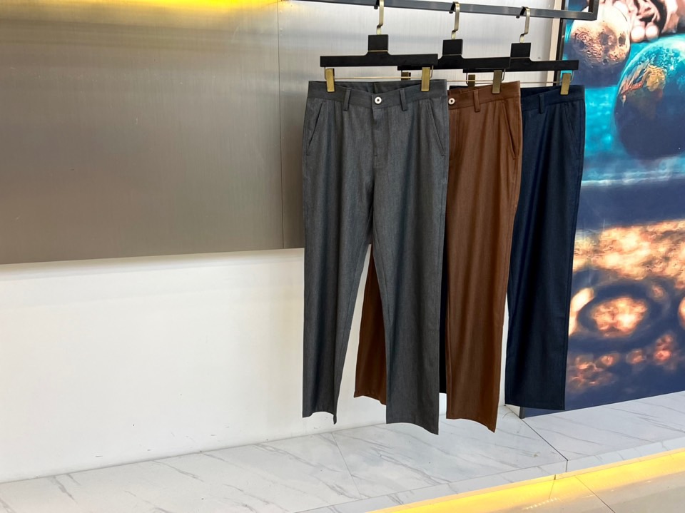 伯尔鲁帝、2026春夏重磅新品西裤，意大利原产彰显高端血统。色调沉稳百搭，经典直筒剪裁融合现代修身美学，