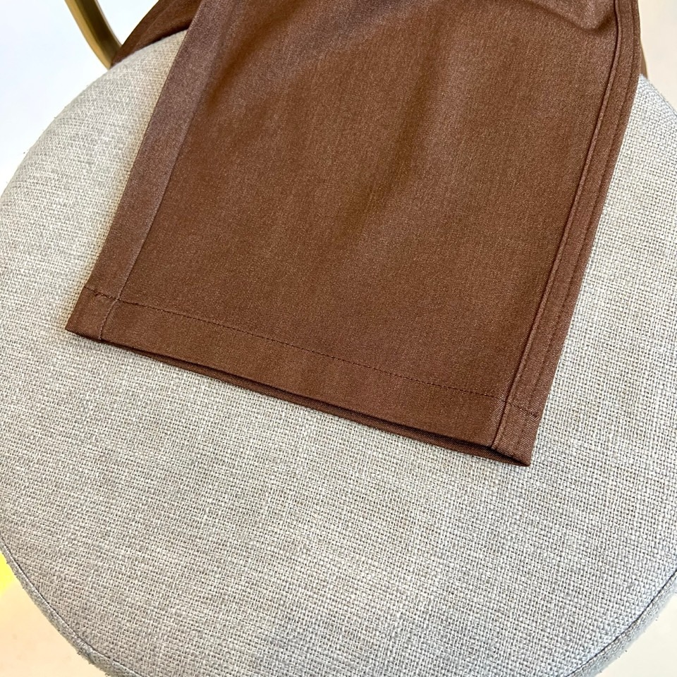 伯尔鲁帝、2026春夏重磅新品西裤，意大利原产彰显高端血统。色调沉稳百搭，经典直筒剪裁融合现代修身美学，