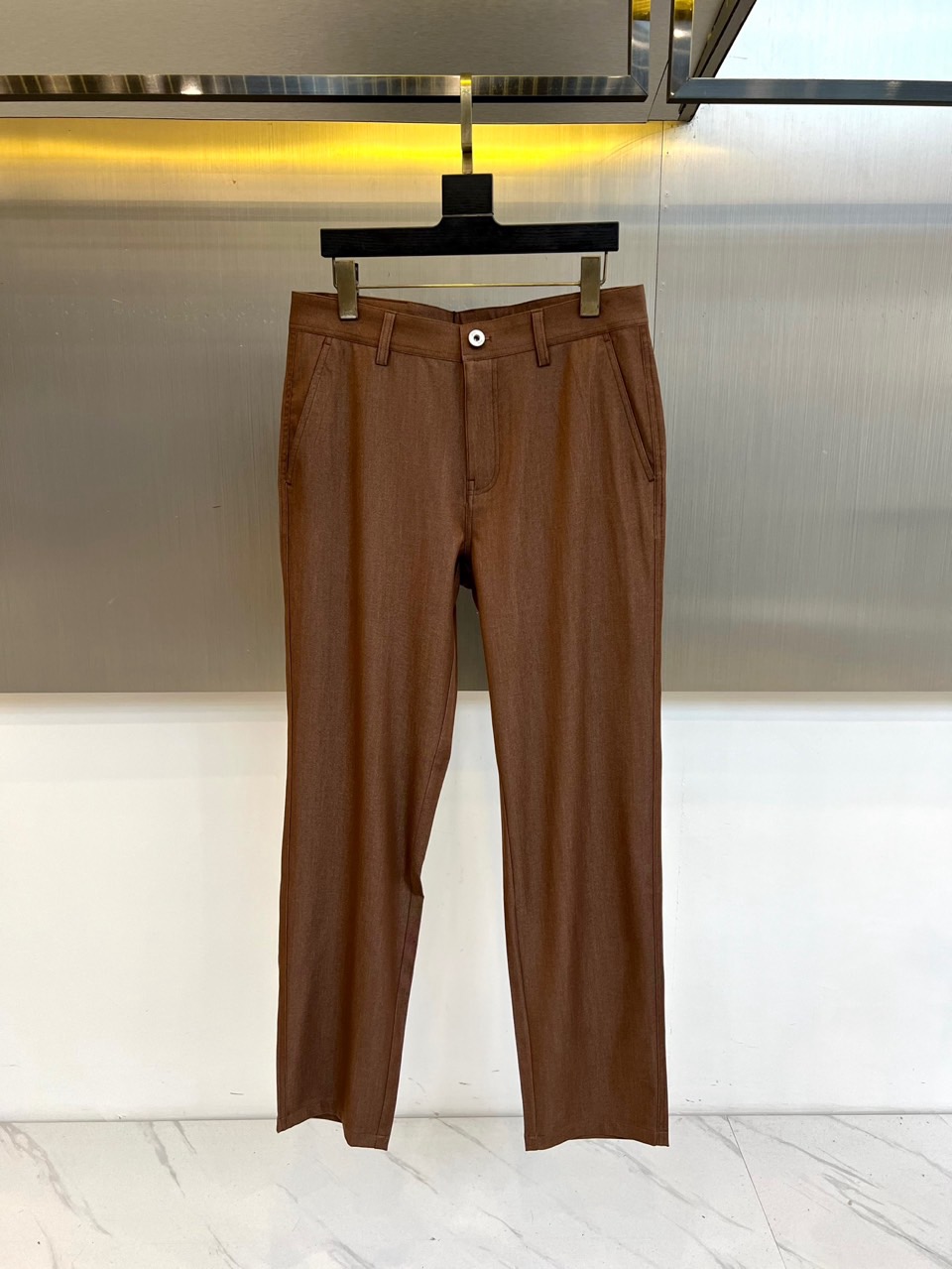 伯尔鲁帝、2026春夏重磅新品西裤，意大利原产彰显高端血统。色调沉稳百搭，经典直筒剪裁融合现代修身美学，