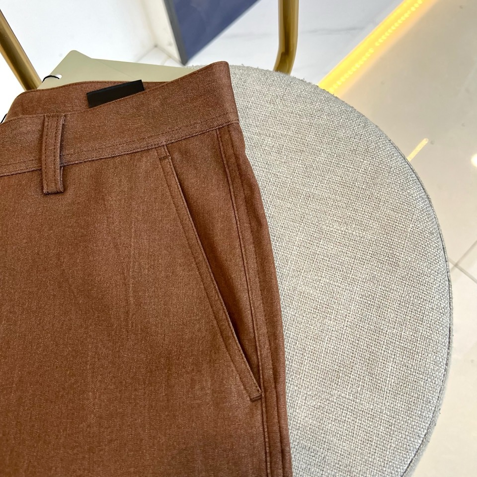 伯尔鲁帝、2026春夏重磅新品西裤，意大利原产彰显高端血统。色调沉稳百搭，经典直筒剪裁融合现代修身美学，