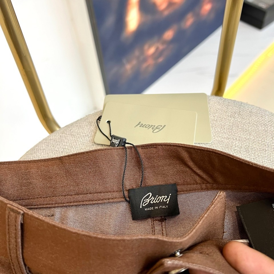 伯尔鲁帝、2026春夏重磅新品西裤，意大利原产彰显高端血统。色调沉稳百搭，经典直筒剪裁融合现代修身美学，