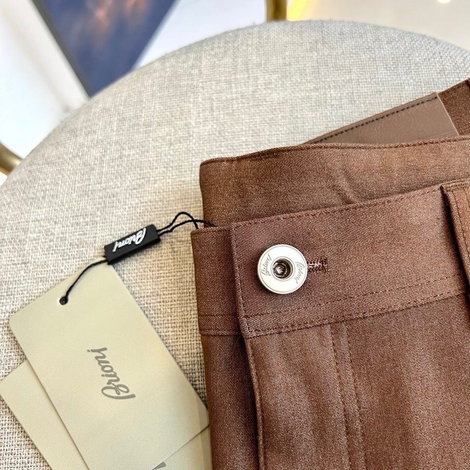 伯尔鲁帝、2026春夏重磅新品西裤，意大利原产彰显高端血统。色调沉稳百搭，经典直筒剪裁融合现代修身美学，