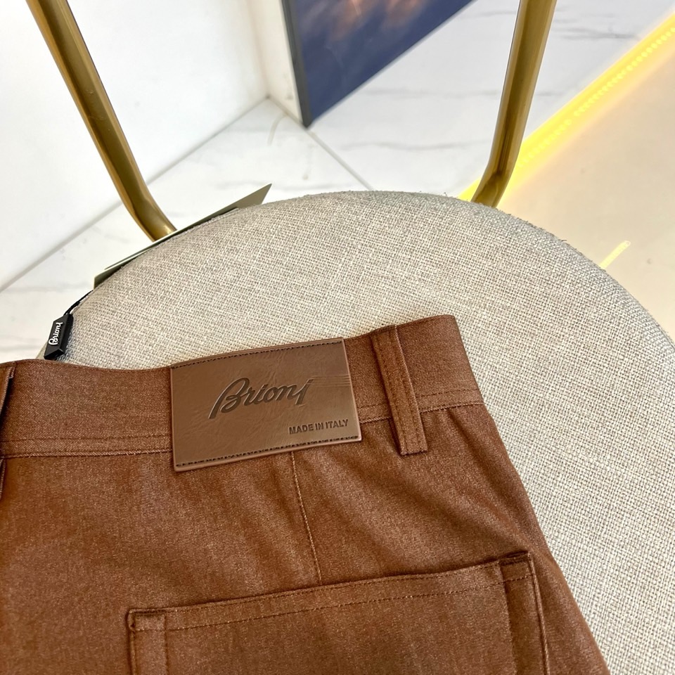 伯尔鲁帝、2026春夏重磅新品西裤，意大利原产彰显高端血统。色调沉稳百搭，经典直筒剪裁融合现代修身美学，