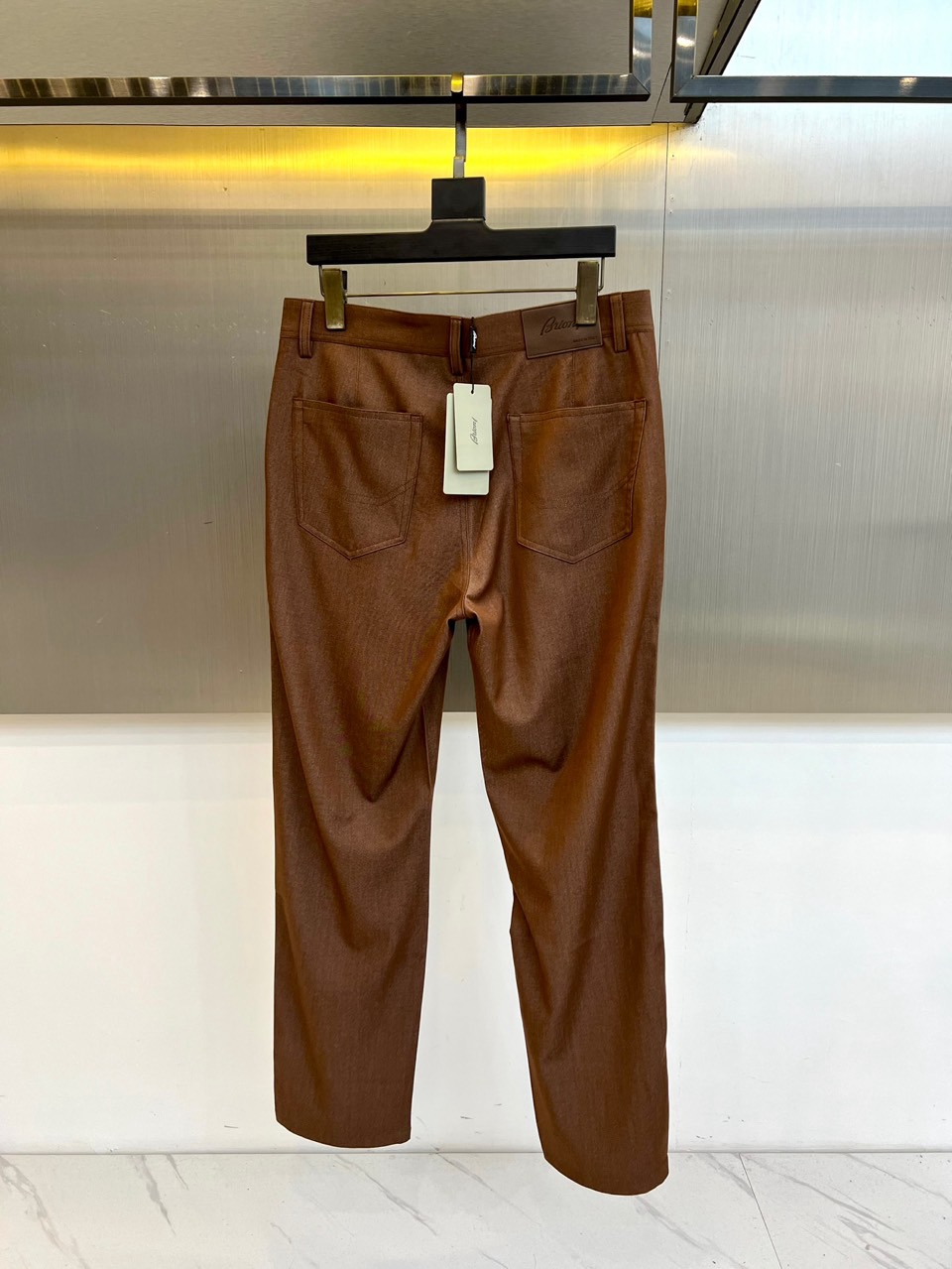 伯尔鲁帝、2026春夏重磅新品西裤，意大利原产彰显高端血统。色调沉稳百搭，经典直筒剪裁融合现代修身美学，