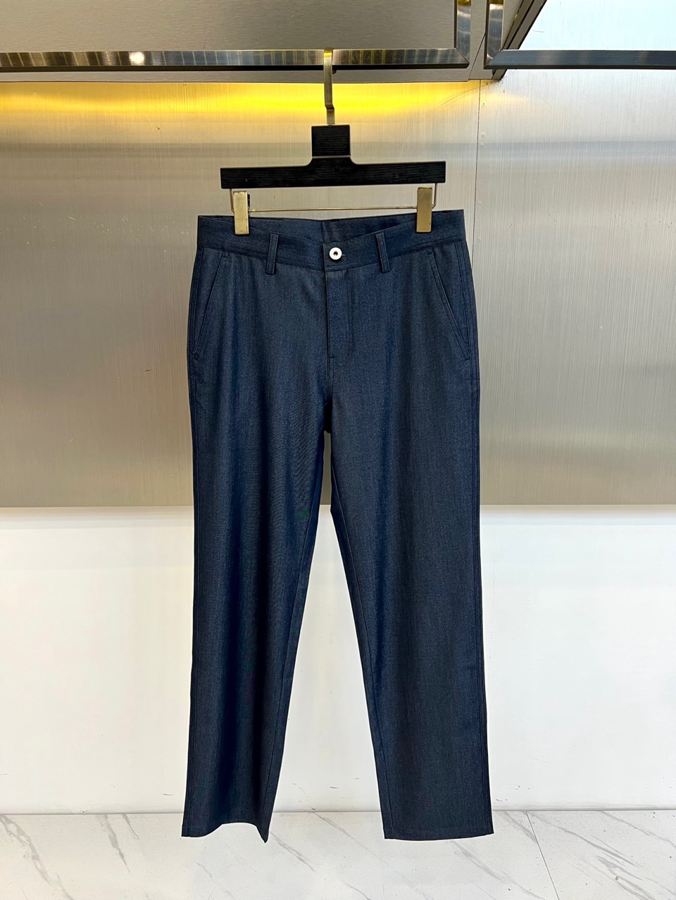 伯尔鲁帝、2026春夏重磅新品西裤，意大利原产彰显高端血统。色调沉稳百搭，经典直筒剪裁融合现代修身美学，