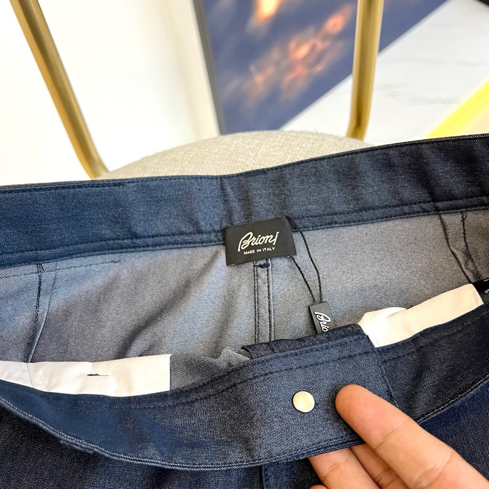 伯尔鲁帝、2026春夏重磅新品西裤，意大利原产彰显高端血统。色调沉稳百搭，经典直筒剪裁融合现代修身美学，