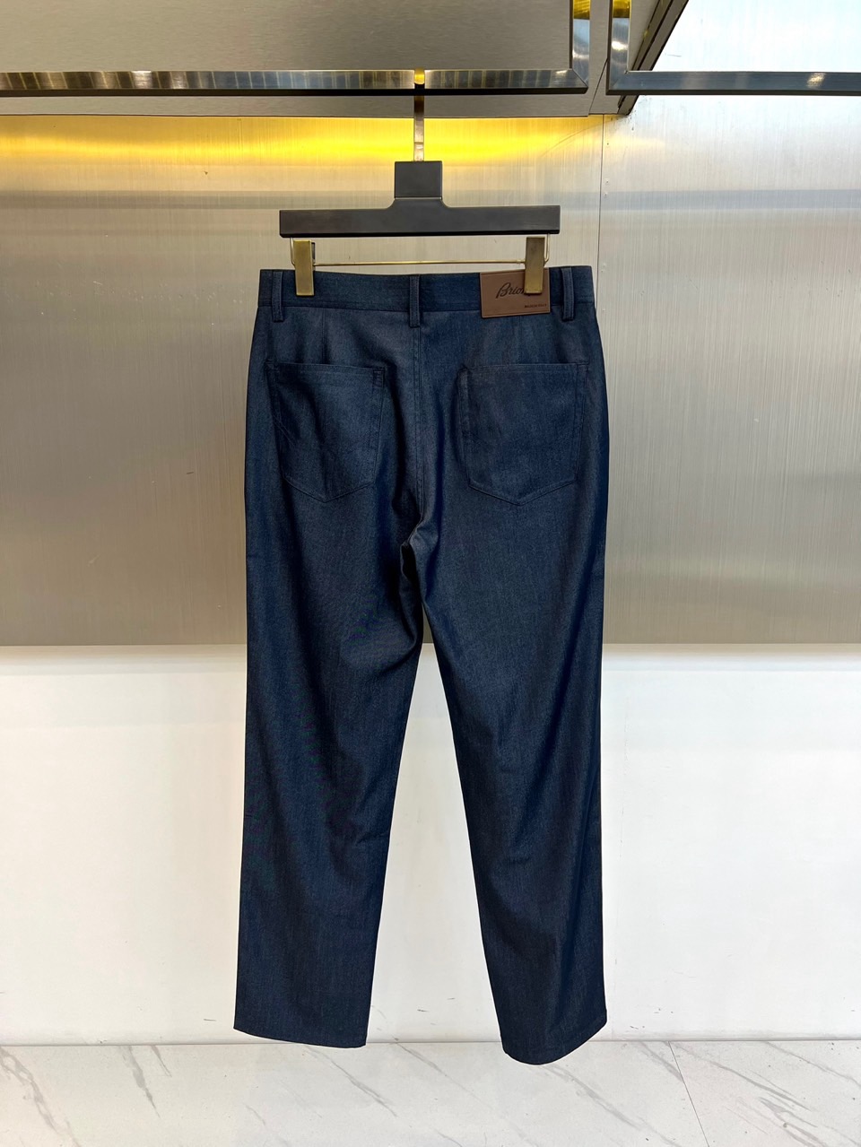 伯尔鲁帝、2026春夏重磅新品西裤，意大利原产彰显高端血统。色调沉稳百搭，经典直筒剪裁融合现代修身美学，