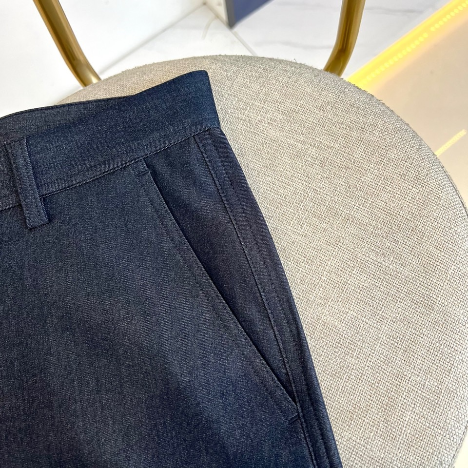 伯尔鲁帝、2026春夏重磅新品西裤，意大利原产彰显高端血统。色调沉稳百搭，经典直筒剪裁融合现代修身美学，