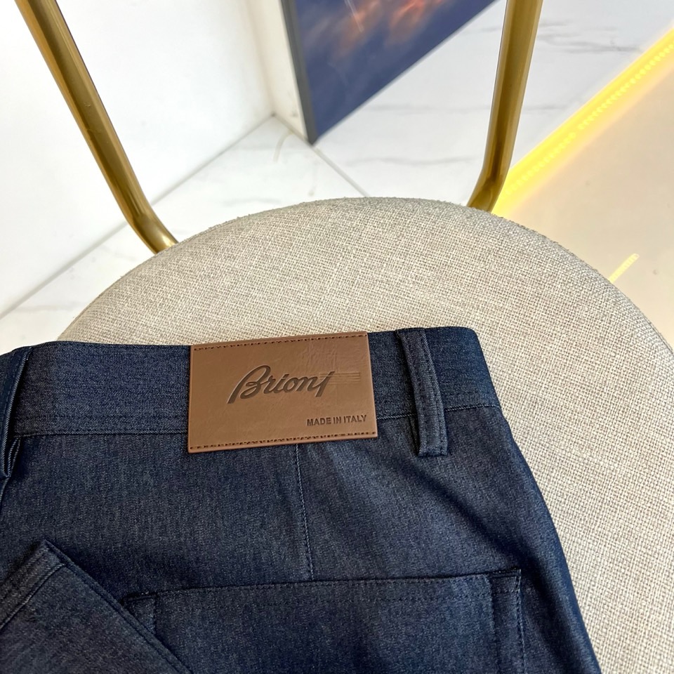 伯尔鲁帝、2026春夏重磅新品西裤，意大利原产彰显高端血统。色调沉稳百搭，经典直筒剪裁融合现代修身美学，